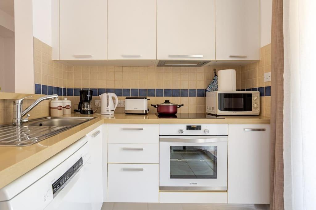 Grosses Apartment In Idyllischer Anlage, Strandnah Mandria  Dış mekan fotoğraf