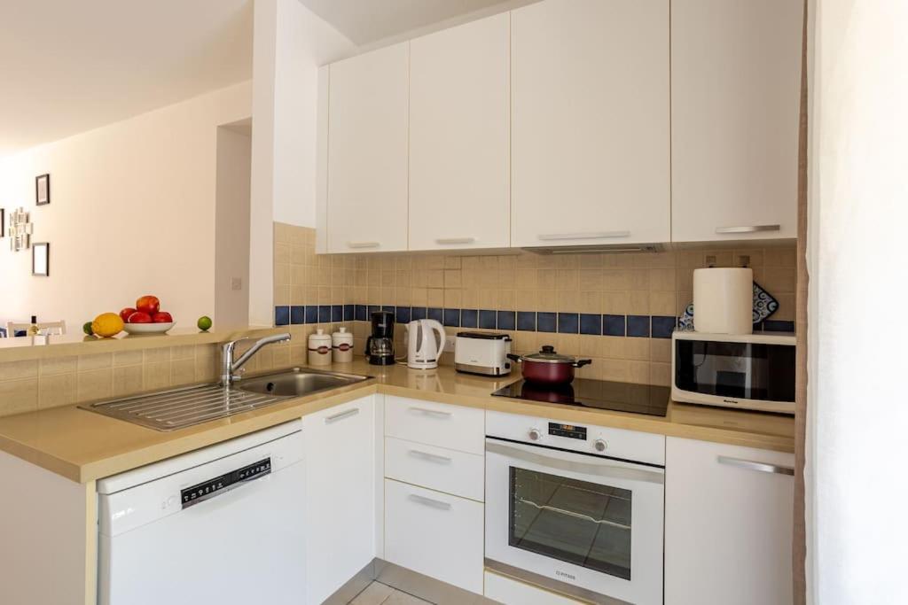 Grosses Apartment In Idyllischer Anlage, Strandnah Mandria  Dış mekan fotoğraf